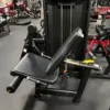 Posilovací stroj na nohy - Předkopávání na cihličky (Leg Extension)