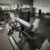 Posilovací stroj na zakopávání vsedě na cihličky (Seated Leg Curl)